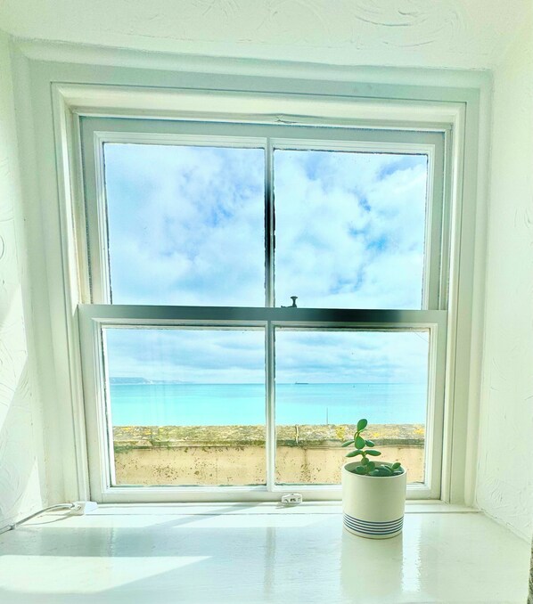 Individually decorated, individually furnished, free WiFi, bed sheets - The Angove Guest House (Weymouth)