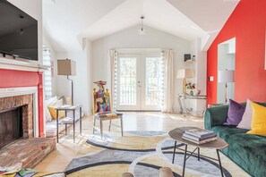 TV connectée, espaces bureaux, écrans d'ordinateur