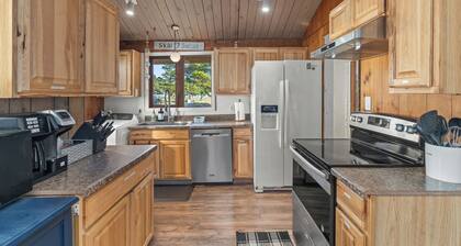 Beachfront Cabin, Downtown, Hot Tub, Fully Fenced!