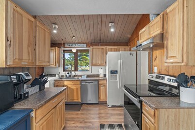 Beachfront Cabin, Downtown, Hot Tub, Fully Fenced!