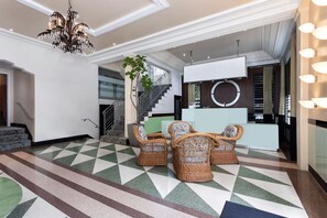 Lobby sitting area - Roami at Hotel Astor (Miami Beach)