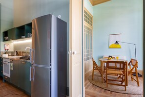 Apartamento estándar | Cocina privada | Frigorífico, máquina de café espresso y hervidor eléctrico