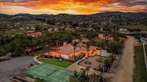 Front of property - Breathtaking Meadows by Avantstay Temecula Group Retreat Pool, Pickleball, Firepit, Hot Tub (Temecula)