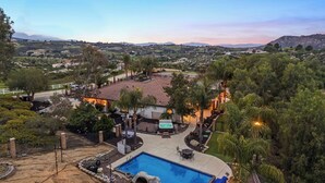 A residential property with a swimming pool, patio, and a view of the surrounding landscape. - Breathtaking Meadows by Avantstay Temecula Group Retreat Pool, Pickleball, Firepit, Hot Tub (Temecula)