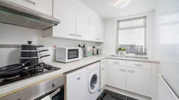 Standard Apartment | Private kitchen | Mini-fridge, microwave, oven, stovetop
