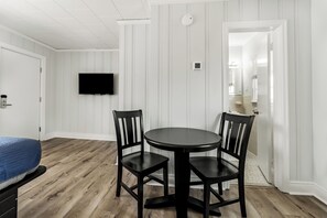 Chambre Design, 1 grand lit, non-fumeur | Draps en coton égyptien, literie de qualité, ameublement unique