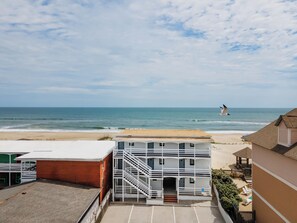 埃及棉床單、高級寢具、布置獨特、筆電工作空間