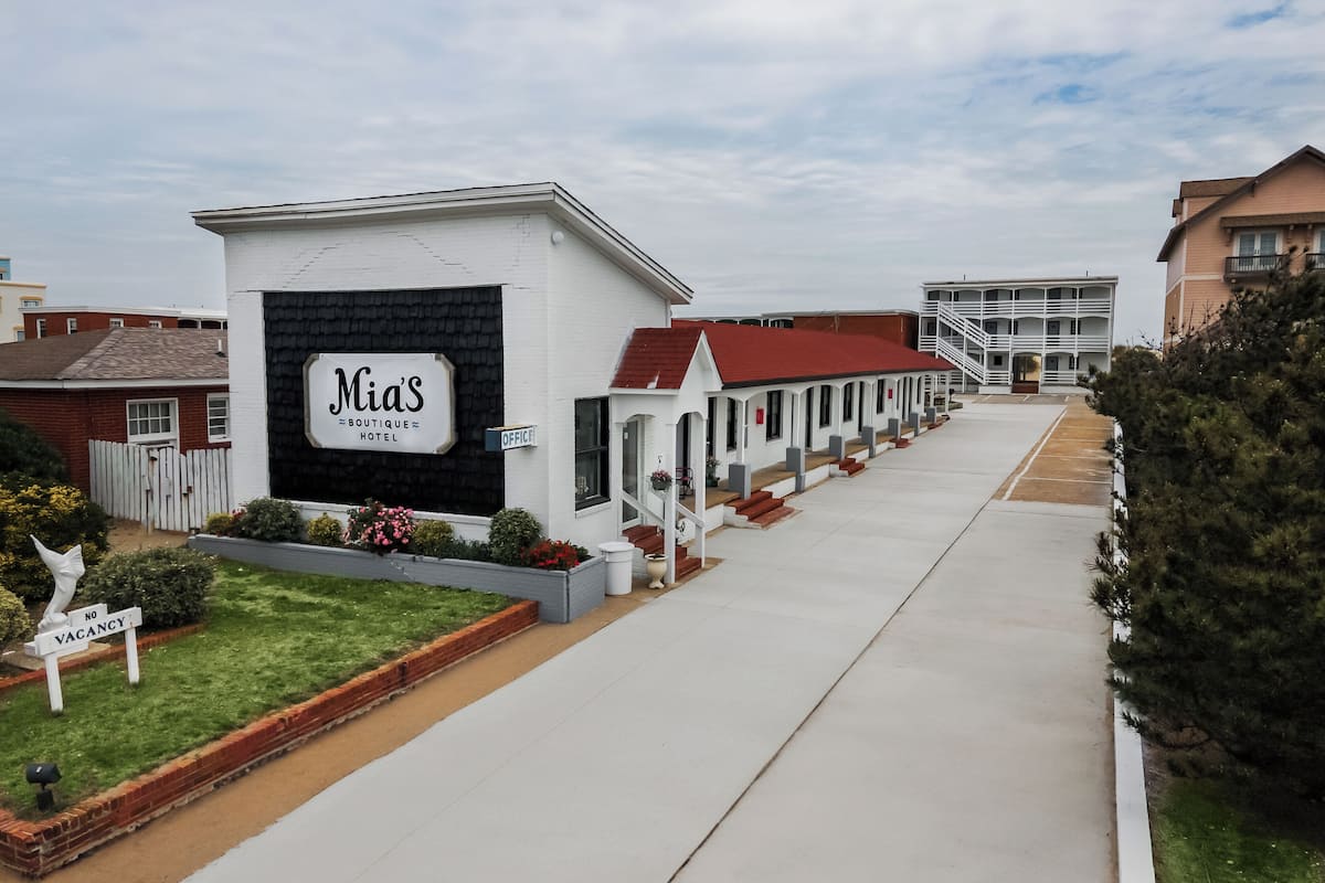 A hotel named 'Mia's Boutique Hotel' with a white exterior and red roof.