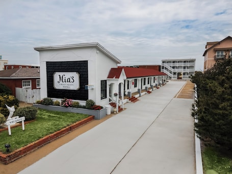 Egyptian cotton sheets, premium bedding, individually furnished. Mia's Boutique Hotel
