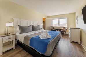 COURTYARD 2BR Apartment, 2 queen,1 king, Full Kitchen, Across the street from Beach | Egyptian cotton sheets, premium bedding, individually furnished - Mia's Boutique Hotel  (Nags Head)