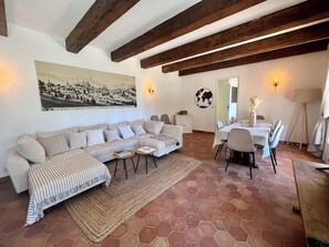 Smart TV, chimenea, libros y estéreo 