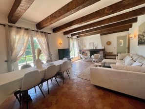 Smart-TV, Kamin, BĂŒcher, Stereoanlage