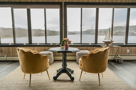 Interior. Bayside vista