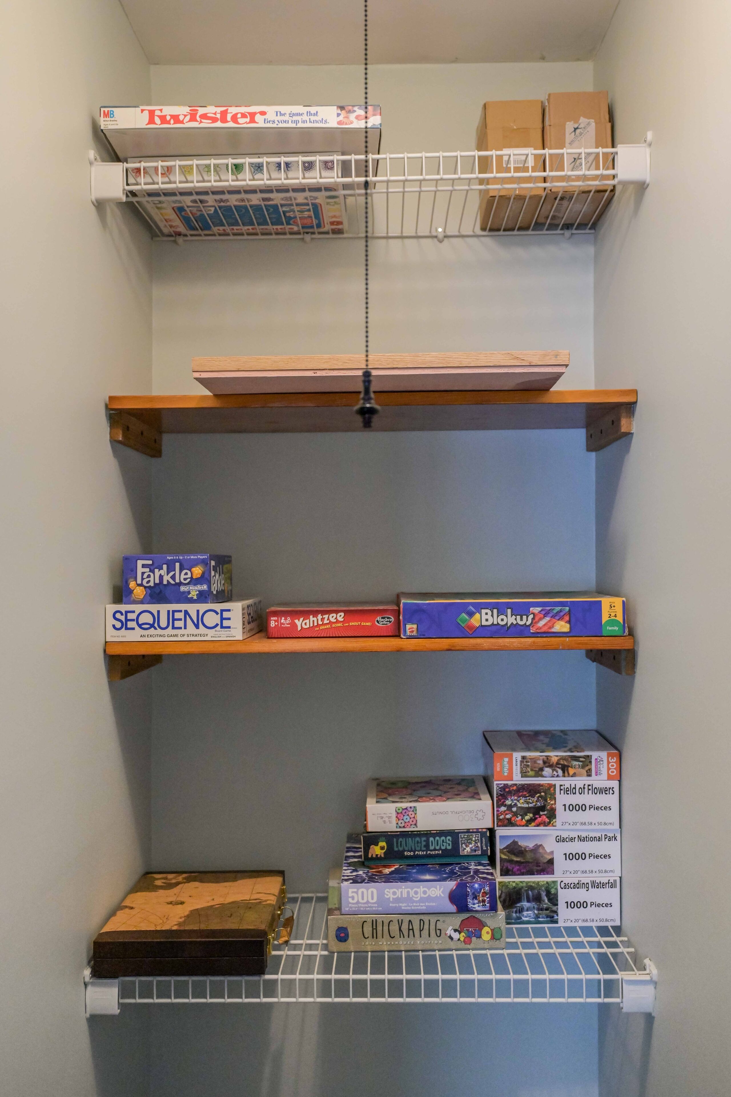 Ein Lagerbereich mit Regalen voller Brettspiele und Puzzles.