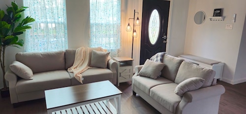 "Lucky Cottage" Quiet community, minutes from Naskila Casino and Restaurant!