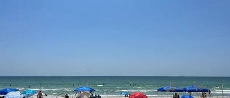 Una playa cerca, toallas de playa