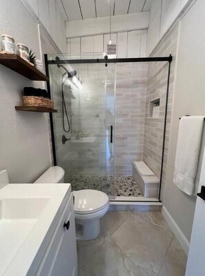 Dusche, kostenlose Toilettenartikel, Haartrockner, Handtücher