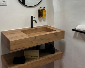 Douche, sèche-cheveux, serviettes fournies