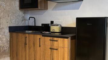 MikrovÄgsugn, kaffe- och tebryggare, brödrost och grytor/köksredskap