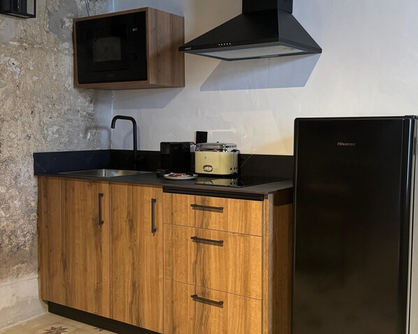 Micro-ondes, cafetière/bouilloire, grille-pain