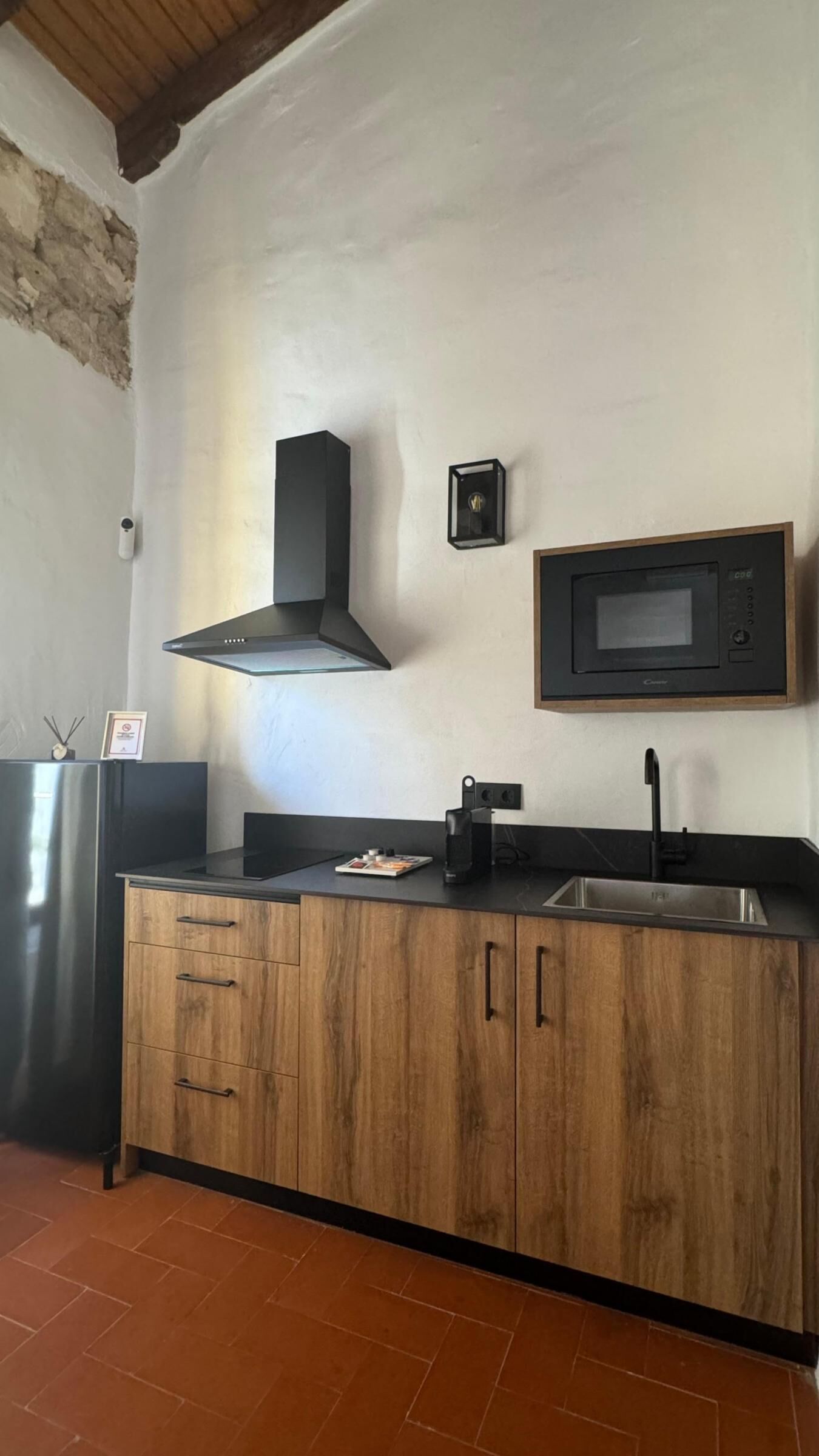 Microondas, placa de cocina, cafetera o tetera y trona infantil
