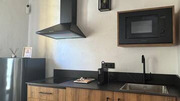 Microondas, placa de cocina, cafetera o tetera y trona infantil