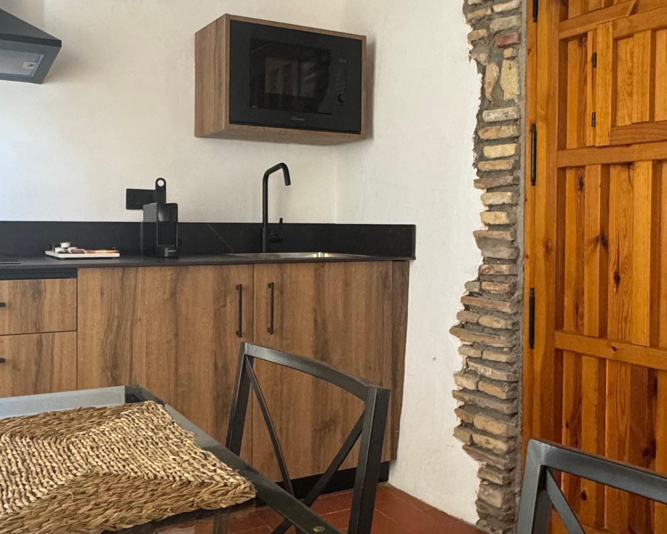 Een magnetron, een koffiezetapparaat/waterkoker, een broodrooster