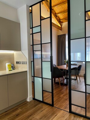 Deluxe suite | Privékeuken | Een koelkast, een microgolfoven, een kookplaat, een elektrische oven