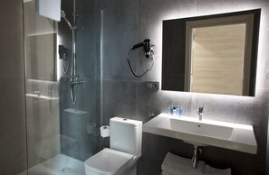 Executive Studio | Bathroom | Shower, rainfall showerhead, free toiletries, hair dryer - Prisma Suites (Salamanca)