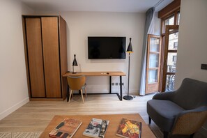 40-inch Smart TV with digital channels - Prisma Suites (Salamanca)