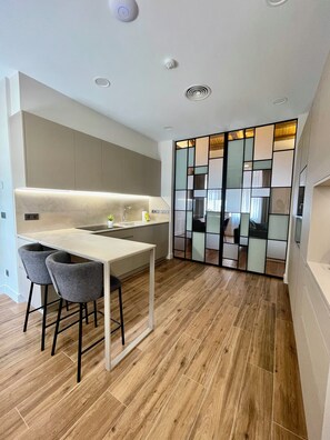 Suite Deluxe | Cocina privada | Frigorífico, microondas, placa de cocina y minihorno