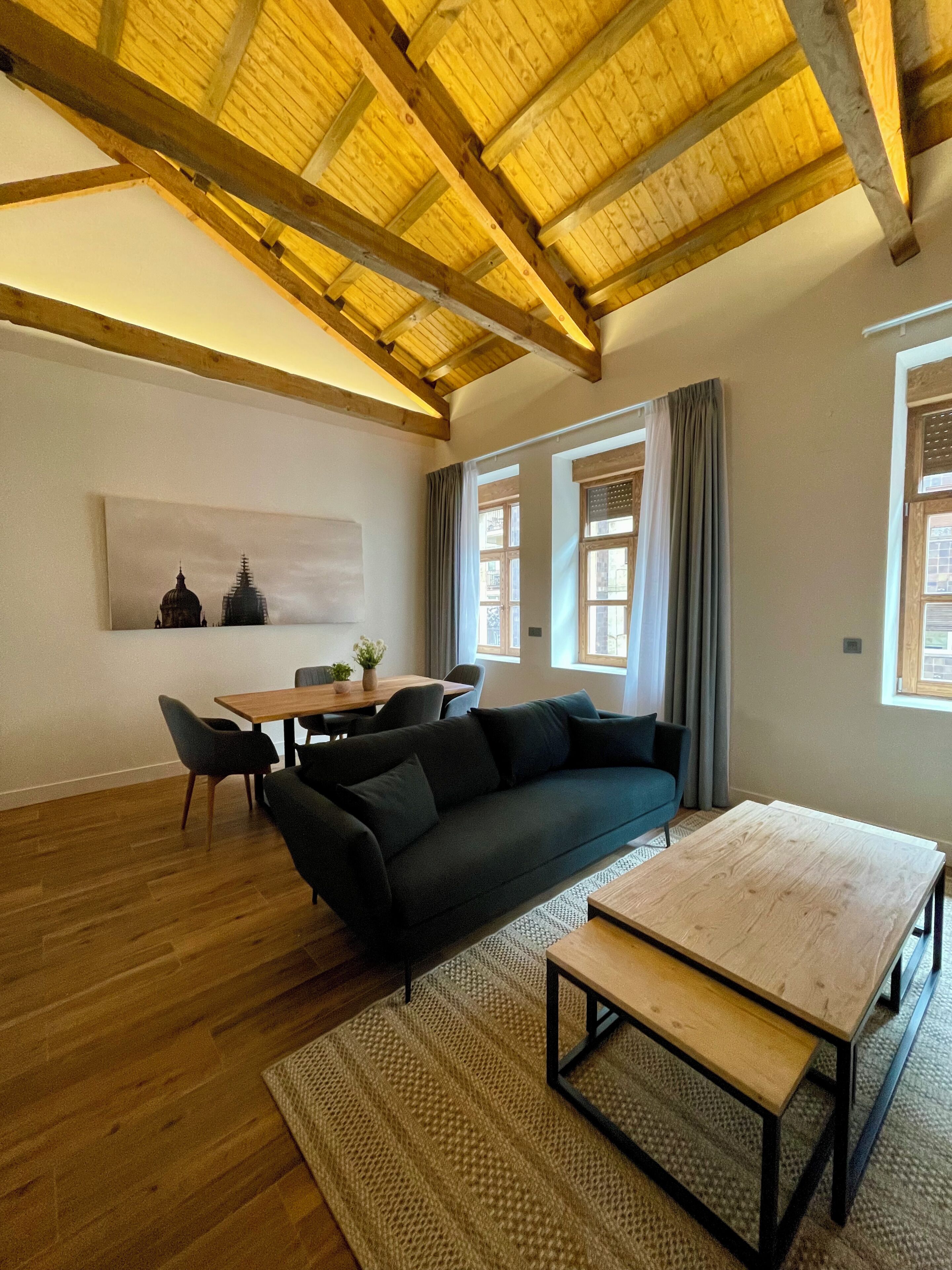 Deluxe suite | Woonruimte | Een 40-inch smart-tv met digitale zenders