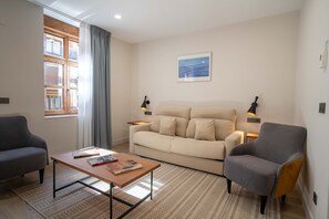 40-inch Smart TV with digital channels - Prisma Suites (Salamanca)