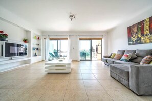 Smart-TV, DVD-Player, Stereoanlage