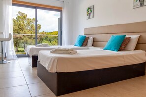 3 bedrooms, iron/ironing board, free WiFi, bed sheets - Beautiful 3 Bedroom Apt, Olhos de Agua (Albufeira)