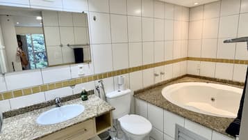 Appartement | Badkamer | Een aparte badkuip en douche, een bubbelbad
