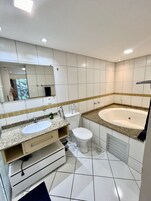 Apartamento | Banheiro | Banheira e chuveiro separados, banheira de hidromassagem