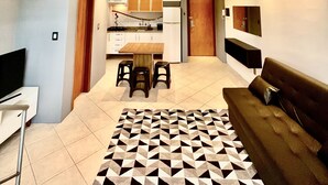Un apartamento moderno con comedor, cocina y sala de estar.