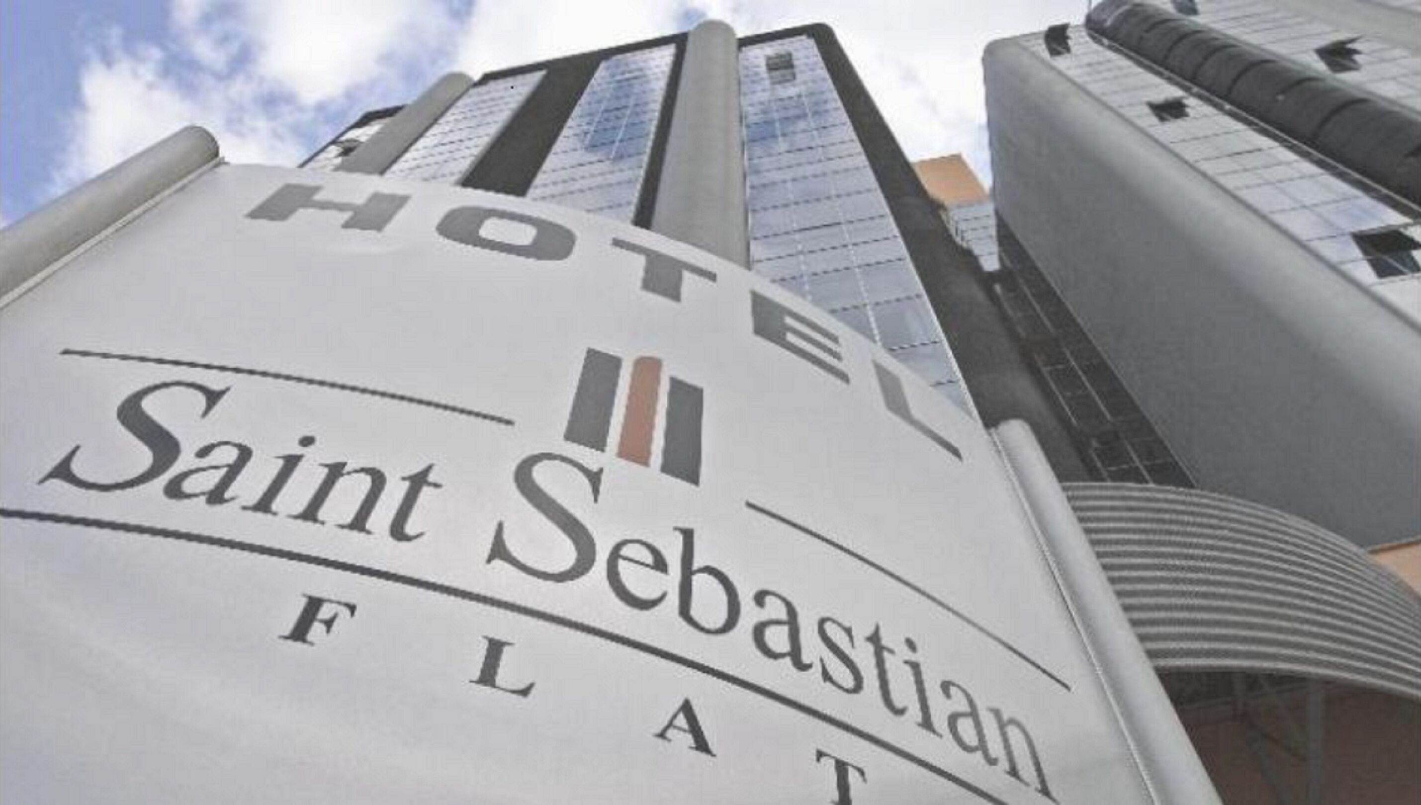 El exterior del Hotel San Sebastián, con su nombre bien visible en la fachada.