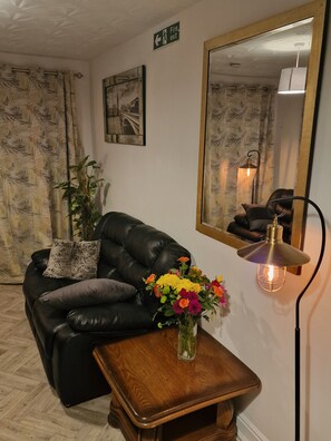 Smart TV - Cozy Steyn Guest Lodge - 6 Bedrooms (High Wycombe)