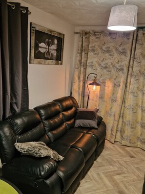 Smart TV - Cozy Steyn Guest Lodge - 6 Bedrooms (High Wycombe)