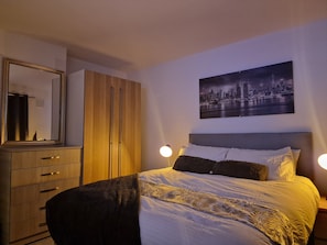 5 bedrooms, iron/ironing board, WiFi, bed sheets