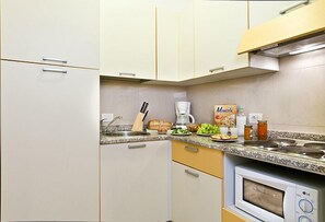 Réfrigérateur, micro-ondes, plaque de cuisson, cafetière/bouilloire