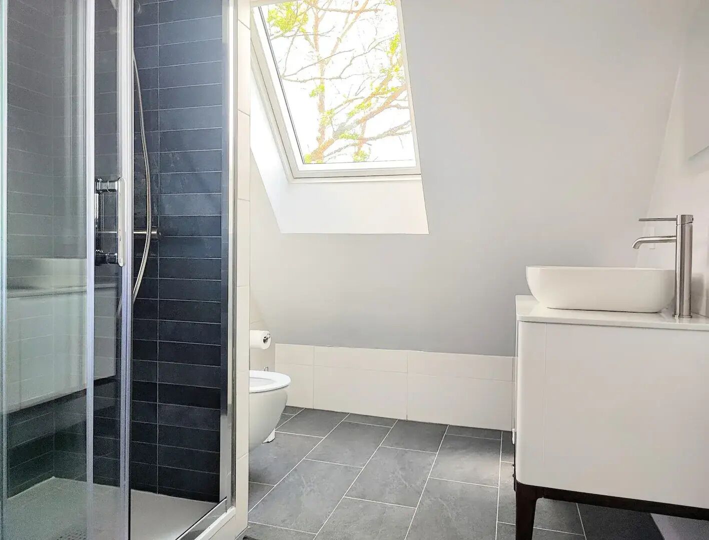 Douche, sèche-cheveux, papier toilette
