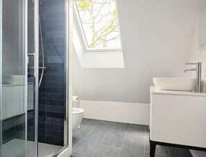 Douche, sèche-cheveux, papier toilette