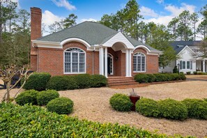 Exterior - Putter Boy (Pinehurst)