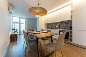 Apartamento standard | Cozinha privada | Geladeira, micro-ondas, fogão, cooktop
