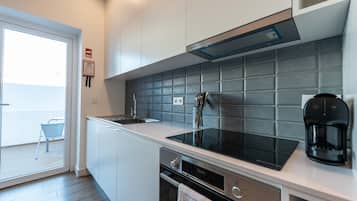 Apartemen Deluks | Dapur pribadi | Lemari es, microwave, oven, dan kompor
