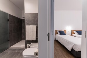 Deluxe Apartment | Bathroom | Shower, hair dryer, bidet, towels - BRUM Design Apartments (Ponta Delgada)