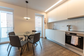 Apartamento superior | Cozinha privada | Geladeira, micro-ondas, fogão, cooktop